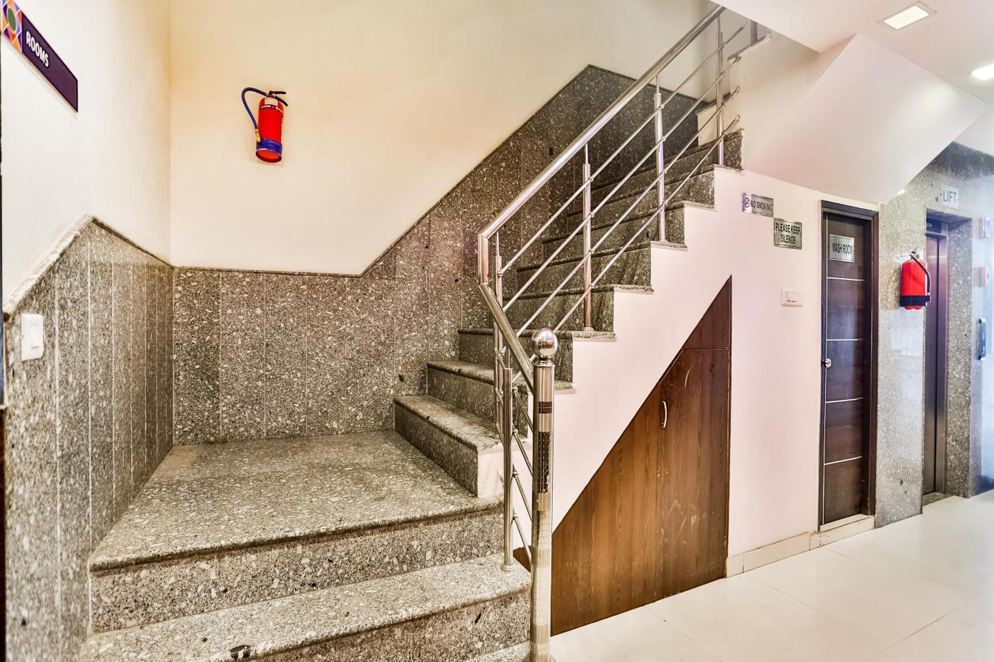 Hotel O Amenda International New Delhi Exterior photo